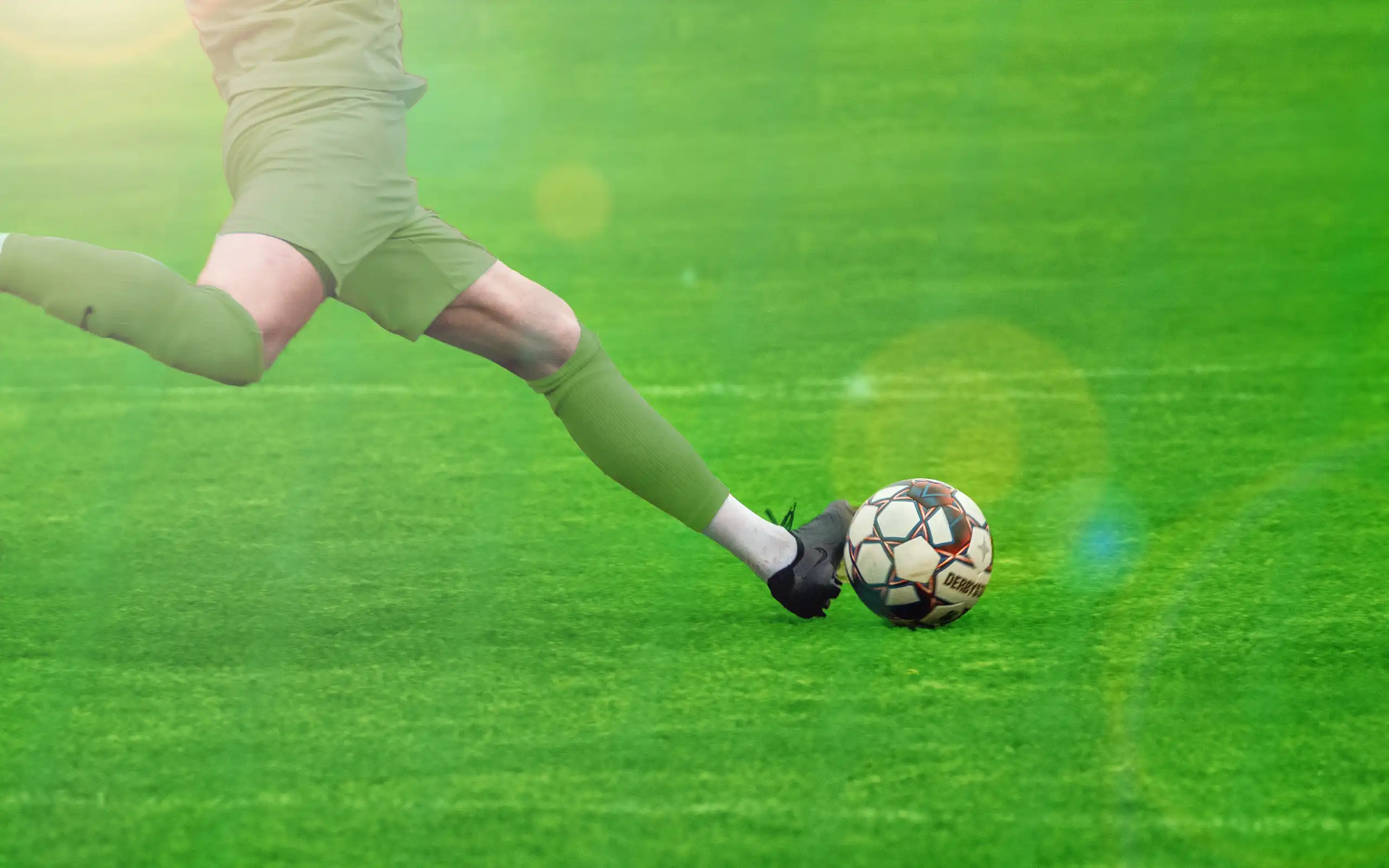 Fußballspieler des TSV 1909 Klein-Umstadt auf einem Kunstrasenplatz beim Fußballspiel